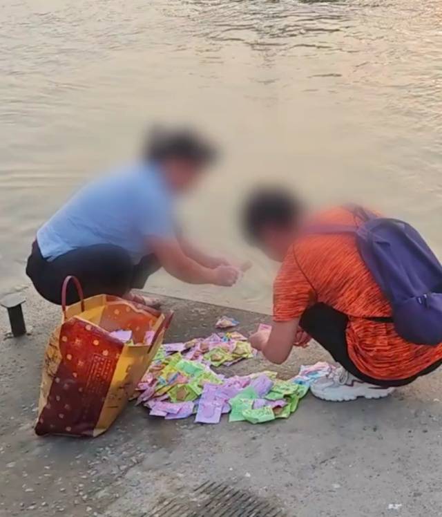 两女子在江边&ldquo;放生&rdquo;鱼豆腐？水务局回应：当地有放生和投喂的传统，不涉及违规违法，只能加强巡查