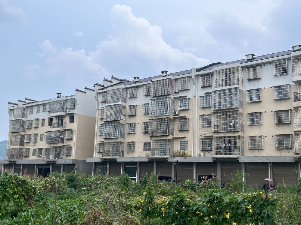 湖南一扶贫安置房频现质量问题，房门材料是纸板，搬迁户：住着都害怕